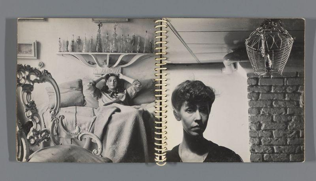 The image depicts a collage of black and white photographs bound together in what appears to be a spiral-bound notebook or album. On the left side, there is an interior scene with ornate furniture suggestive of a classical style setting. A person reclines on a couch adorned with pillows, resting their head on one arm while looking upwards at someone not visible within this frame. Above them are shelves holding various glassware and objects indicative of historical or decorative significance.

On the right side, there is another photograph featuring two individuals. The larger figure appears contemplative, staring directly into the camera with a neutral expression. This person has short hair styled in an early to mid-20th-century fashion. To their left is what seems like part of a woman's head and shoulders; however, her face is cropped out from this photograph.

The topmost portion shows a hanging birdcage filled with crumpled paper or fabric. The cage hangs against a brick wall background that adds texture to the image composition. Overall, the collage captures different moods and contexts within urban environments during what appears to be an earlier time period in history based on clothing styles and photographic techniques used by Ed van der Elsken as suggested by the provided link.

Additional information about this particular photograph can be found at: Onbekende vr [...]