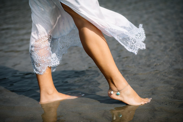 Pies descalzos por la arena.