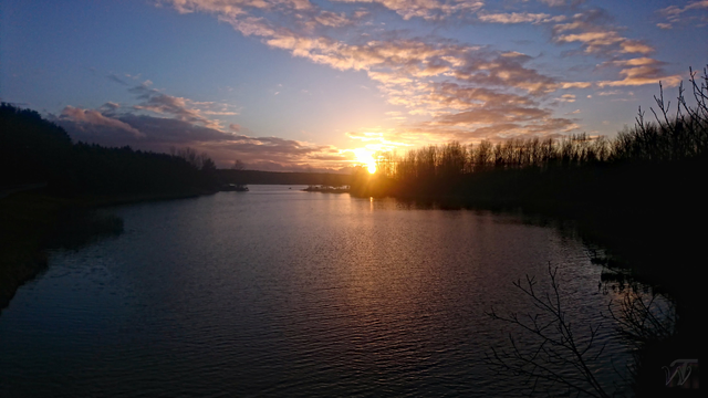 Декабрьский закат на озере.
На несколько часов тучи растянуло, и проглянуло солнце. Так у нас бывает зимой. Иногда. 😄️