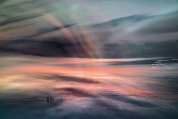 A sunset by the sea. View of the water from the dunes. The sun sinks below the horizon, and a group of people gather to watch the spectacle.

Ein Sonnenuntergang am Meer. Blick von den Dünen auf das Wasser. Am Horizont versinkt die Sonne, und eine Gruppe von Menschen lässt sich dieses Schauspiel nicht entgehen.