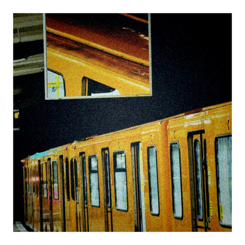 Gelbe U-Bahn mit Spiegel