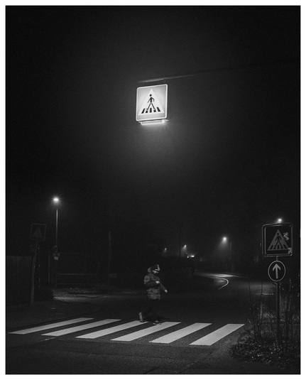 Zebrastreifen bei Nacht mit Smombie.