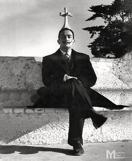 Salvador Dali posant la tête auréolée d'une croix