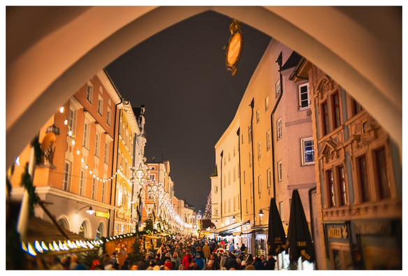 Altstadt durch einen Torbogen betrachtet.