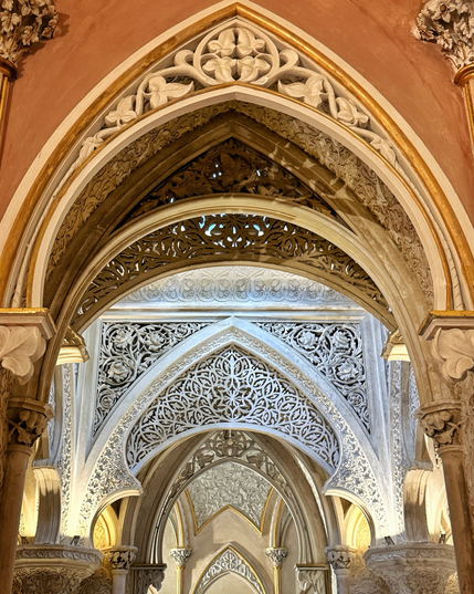 Foto: geschnitzte Torbögen in Sintra, Portugal