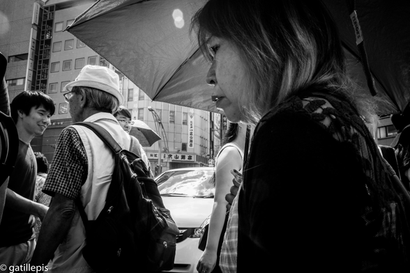 Primer pla d'una dona que es protegeix del sol amb un paraigua