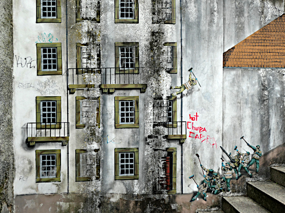 Foto van muurschildering met ramen en man met bezem, die naar beneden valt, waar collega’s hun bezems omhoog steken om hem op te vangen