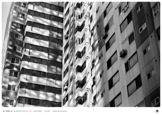 아파트 외벽에 옆 건물 유리에 반사된 빛이 비쳐 아른거리는 모습.