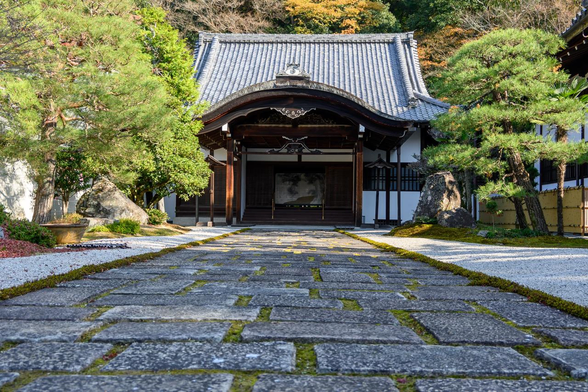 本坊の脇にある唐破風の大玄関と。玄関は開けられてていて小さく屏風が見えている。/ 2025.12.07 南禅寺から