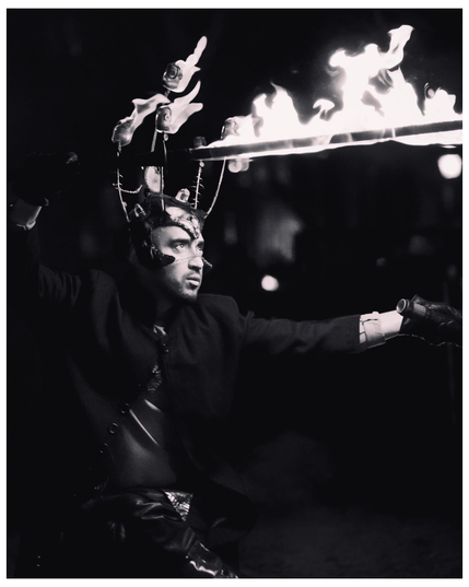 Schwarz weiß Bild eines Feuerkünstlers. 