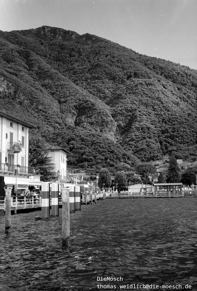 Schwarzweissbild, Hafenmole an einem See. Im Hintergrund ein Berg.

Black-and-white photo, pier on a lake. A mountain in the background.