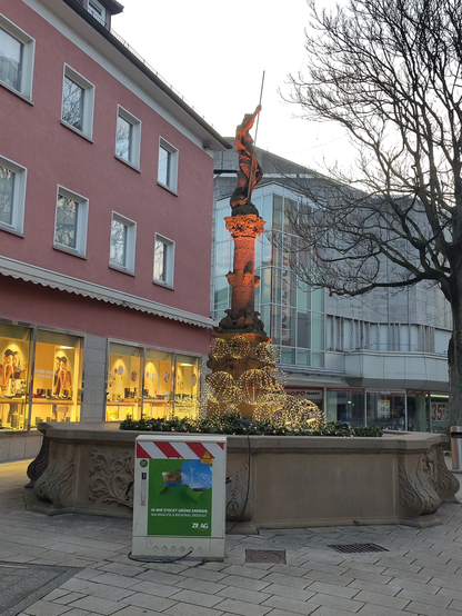Brunnen mit Weihnachtsbeleuchtung