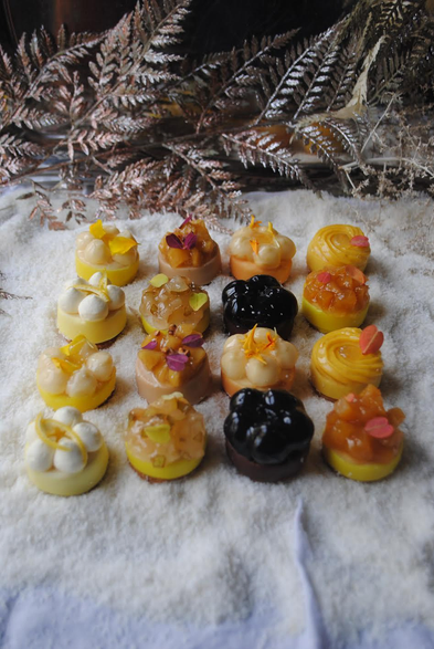 Vous n’êtes pas fan des bûches ? Nous proposons aussi des miniatures, gourmandes, fruitées ou véganes, intégralement sans gluten. Les commandes sont ouvertes jusqu’à samedi inclus pour les 24 et 25 décembre. Les retraits se font en boutique au 21, rue Custine à Paris.

#végane #vegan #sansgluten #glutenfree #chocolat #fruits #mignardises #pâtisserie #paris #paris18 #photo #art #artculinaire 