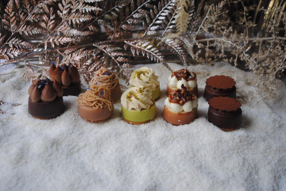 Vous n’êtes pas fan des bûches ? Nous proposons aussi des miniatures, gourmandes, fruitées ou véganes, intégralement sans gluten. Les commandes sont ouvertes jusqu’à samedi inclus pour les 24 et 25 décembre. Les retraits se font en boutique au 21, rue Custine à Paris.

#végane #vegan #sansgluten #glutenfree #chocolat #fruits #mignardises #pâtisserie #paris #paris18 #photo #art #artculinaire 