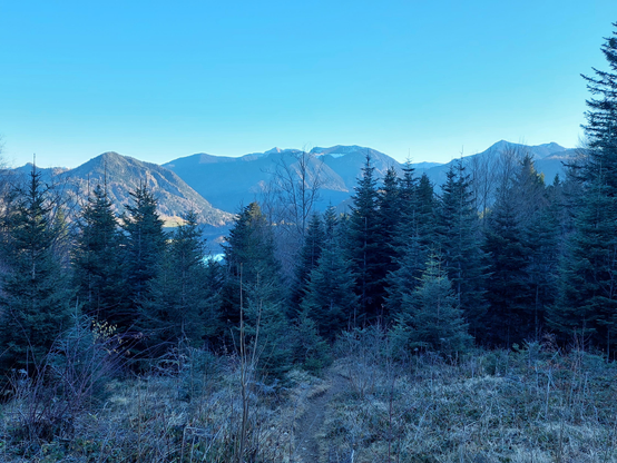 Foto of the mountains surrounding lake Schliersee in Bavaria.