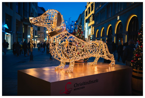 Ein etwa drei Meter langer leuchtender Dackel in einer Fußgängerzone. 