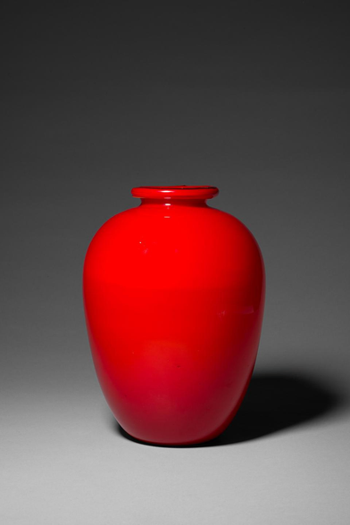 le fameux vase laqué rouge de Clovis avant sa restitution à l’évêque