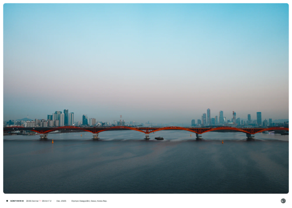 올림픽 대교에서 성산대교 방향을 바라 본 모습. 빨간 성산대교가 수평으로 지나가고, 왼편엔 합정의 업무 지구, 오른편엔 여의도의 업무 지구가 보임.