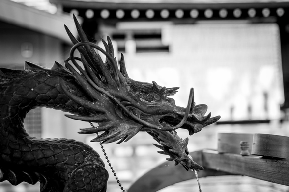 Brollador en forma de drac en una font per rentar-se les mans a l'entrada d'un temple