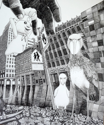 Rechte Hälfte des vorigen Bildes, auf dem zwei Schuhschnäbel den Betrachter mit starrem Blick fixieren. Hinter ihnen eine Häuserschlucht, neben ihnen ein Schild mit Gefahrenhinweis und über ihnen eine gewaltige Hand, die gerade einen schwebenden Ballon in Form eines Koches aus der Szene nimmt. Ganz im Vordergrund blühen Pantoffelblumen und kriechen Pantoffeltierchen über den Boden.