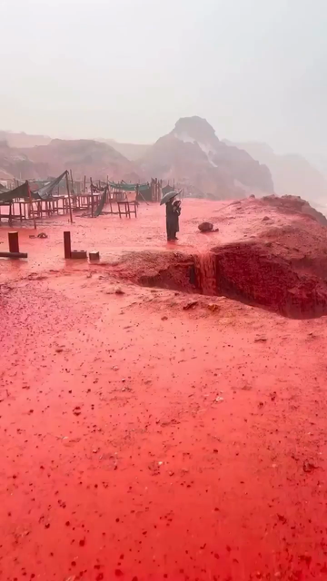 Île d’Hormoz en Iran. La pluie se mélange à l’oxyde de fer présent dans le sol et les eaux de ruissellement colorent la mer d’un rouge vif.