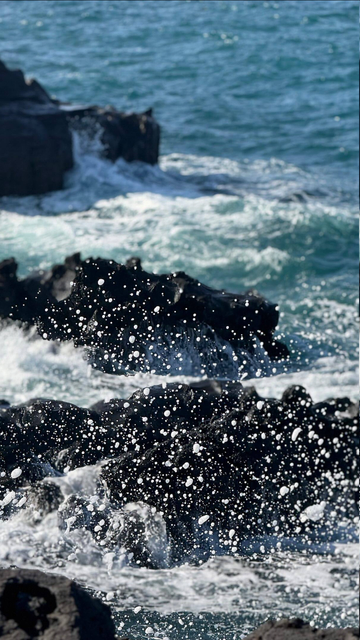 10분 넘게 기다려서 찍은 예쁜 파도 알갱이와 제주도 돌덩이들