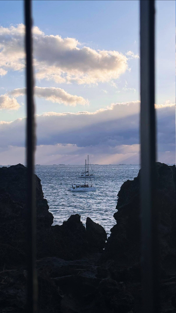 주상절리에서 맞닿은 자연의 프레임들과 인공의 배