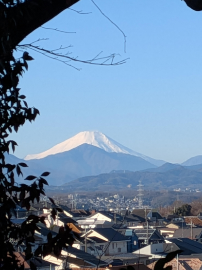 Der  schneebedeckte, höchste Berg Japans, Fuji mit der Stadt Hino davor. 