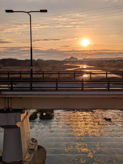 Der erste Sonnenaufgang des Jahres in Japanauf einer Brücke über den Tama River in der Präfektur Tokio.
Im Vordergrund eine im Abriss befindliche Brücke. 