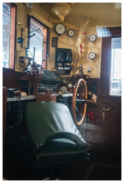 Blick ins Führerhaus durch eine Scheibe.