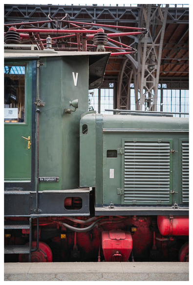 Details am Zug, frontal von der Seite fotografiert.