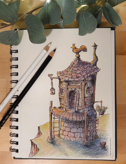 Zeichnung eines kleinen, runden Fantasiehäuschens in Turmform, welches am Rande einer kleinen Klippe steht. Das Haus ist etwas schief, aus Holz und Stein gemacht und hat je ein Fenster neben der Tür. Die Tür befindet sich im ersten Stock und ist über einen kleinen Steg und eine Strickleiter erreichbar. Auf dem mit Schindeln gedeckten Dach befindet sich ein etwas zu groß geratener Wetterhahn. 
Dem Bild beigelegt sind ein weißer und ein schwarzer Stift, als Größenvergleich.