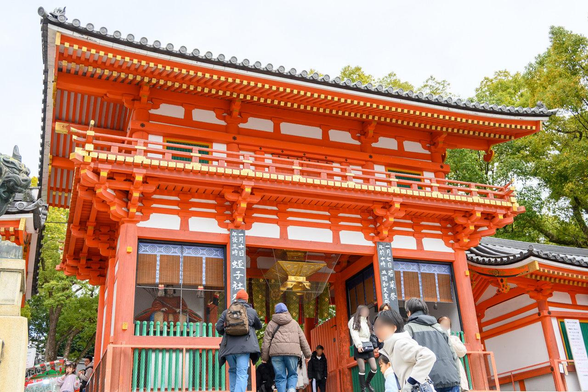 東大路通に面する西楼門。/ 2026.01.04 八坂神社から