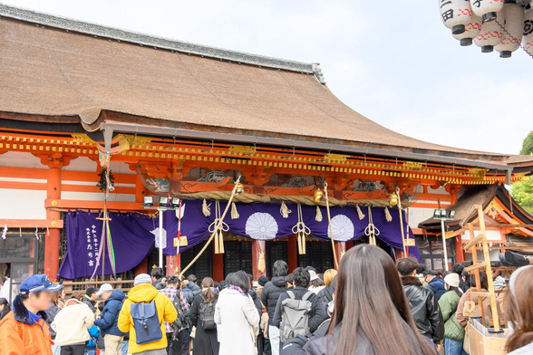 本殿。正月の期間は幕がかけられている。/ 2026.01.04 八坂神社から