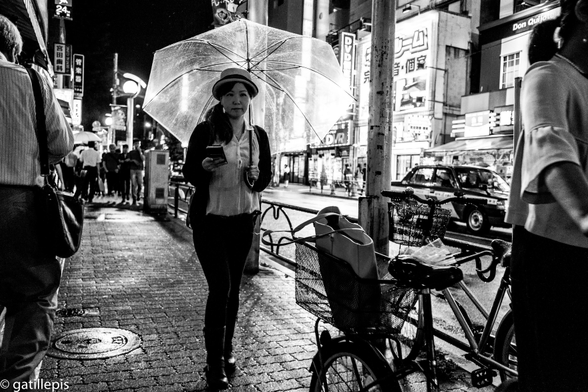 Noia amb paraigües als carrers de Shin-okubo.