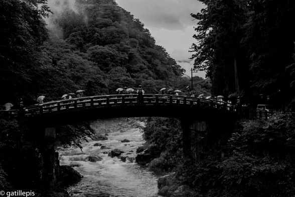Pont tradicional a Nikko en un dia plujós.