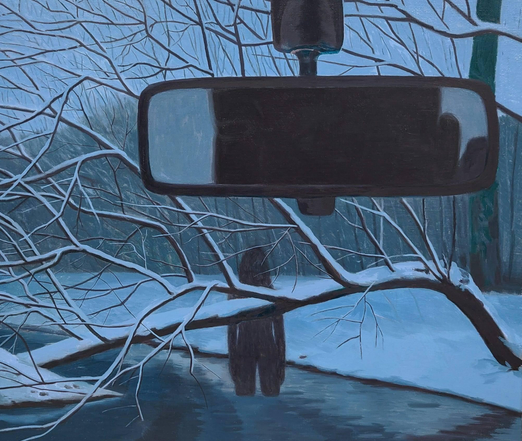 la silhouette d’une femme debout dans la rivière d’hiver, dans le rétroviseur, les yeux d’un homme posés sur elle