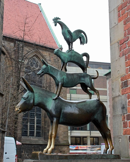 sculpture emblématique de Brême représentant l'âne, le chien, le chat et le coq juchés les uns sur les autres