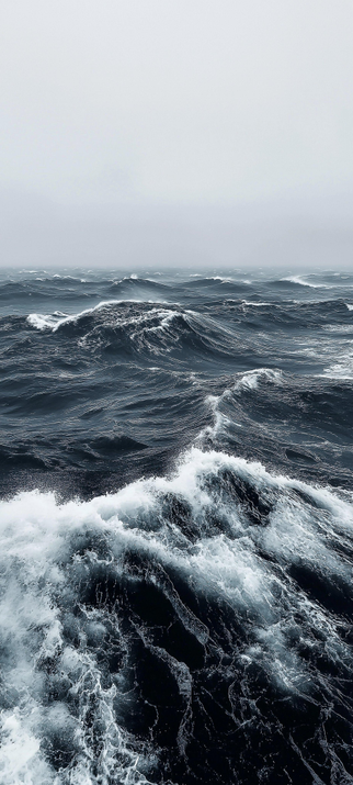 au large, les vagues d’une mer agitée