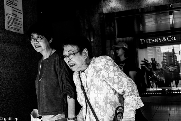 Dues senyores grans sortint enfront de Tiffany's