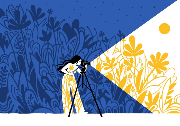 Notte. Vegetazione. Ragazza di profilo a figura intera che guarda nell'obiettivo di una telecamera. Dall'obiettivo si genera un cono di luce che illumina le piante.
I colori dell'immagine sono blu, per la notte, e bianco e giallo per la parte illuminata.