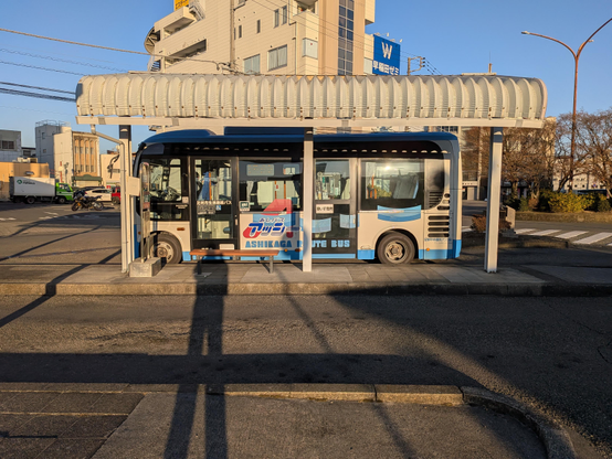Am Busbahnhof von Ashikaga, in der Tochigi Präfektur, nord-westlich von Tokio, wartet ein kompakter blau-beiger Bus auf Fahrgäste. 