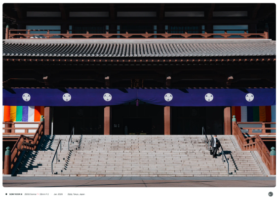 도쿄 조죠지 대전(大殿) 건물의 정면 모습, 계단에 한 사람이 내려가고 있다.