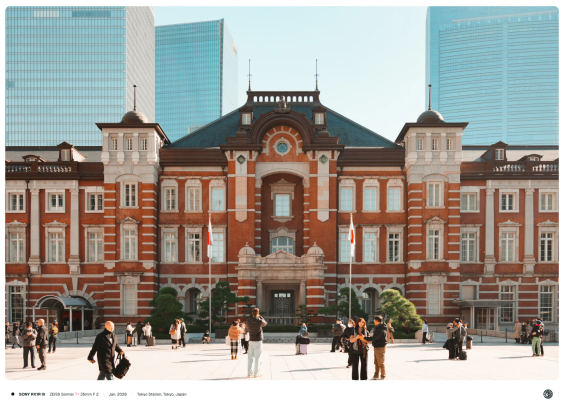 붉은 벽돌로 지어진 도쿄역의 정면 모습. 고풍스런 역사 뒤편으로 크고 반듯한 오피스 빌딩이 여러 채 보인다.