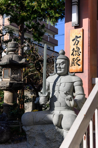 方徳殿(宝物庫)前の大将軍神半跏像。/ 2026.01.18 大将軍八神社から