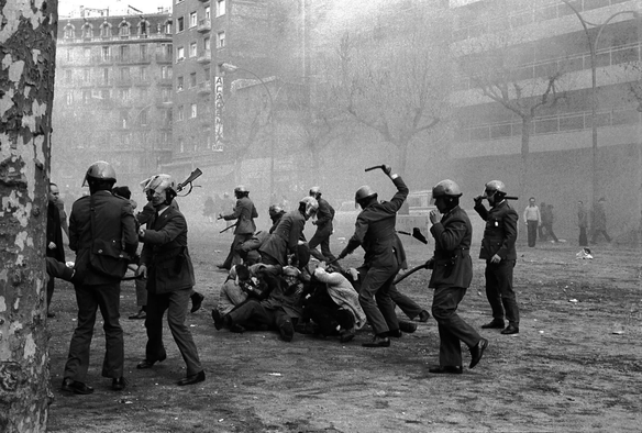 1976, les brutalités policières lors d’une marche pour la liberté à Barcelone, trois mois après la mort du dictateur fasciste Francisco Franco
