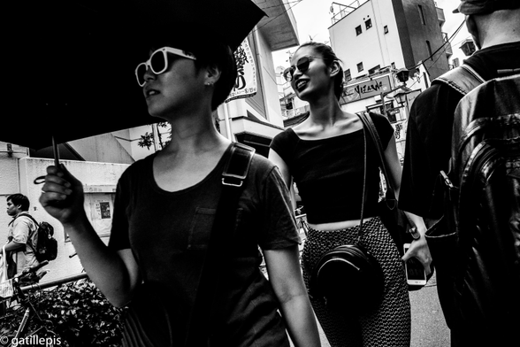 Dones joves amb ulleres de sol passejant pels carrers de Shimokitazawa (Tòquio) 