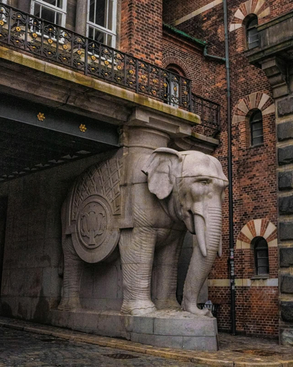 La porte des éléphants (Elefantporten), district de Carlsberg, Copenhague, Danemark, construite en 1901 par l’architecte Vilhelm Dahlerup, avec quatre éléphants de granit portant la tour au-dessus