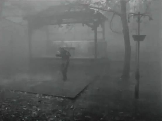 un homme danse sous la pluie battante