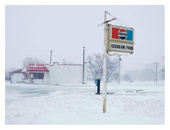 à un carrefour désert dans un paysage glacial d’hiver, le petit magasin d’un marchand de glace américain